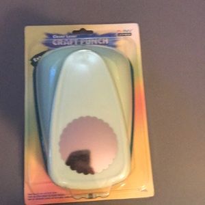 Extra Giga Scalloped Circle punch